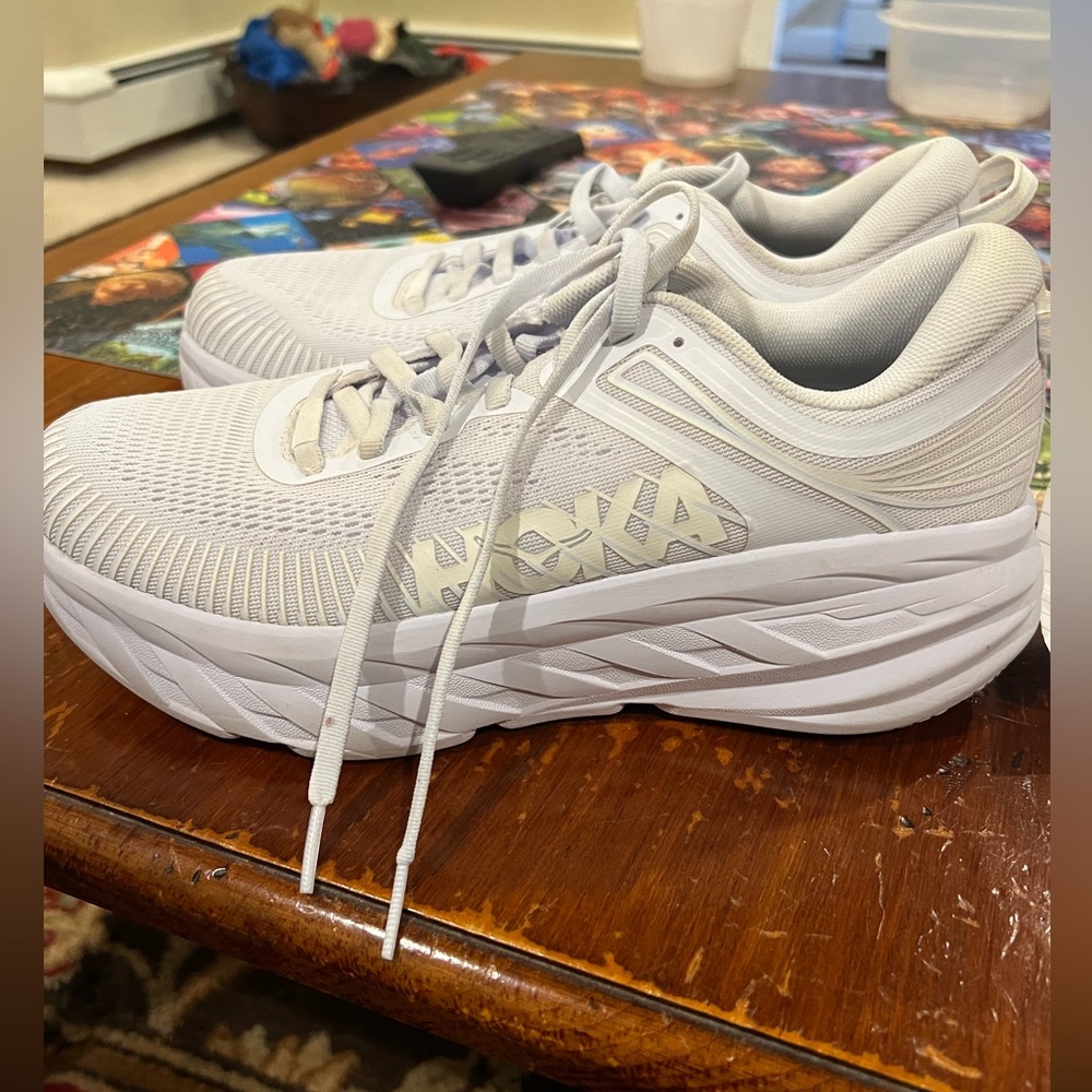 White Women’s Hoka Bondi 7 size 8.5